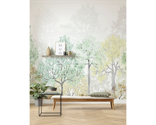 Wohnraum mit Waldtapete, Bank und Beistelltisch