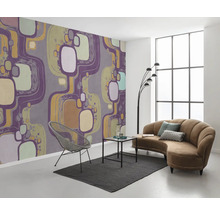 Wohnzimmer mit gemusterter Tapete, Sofa, Sessel und Teppich