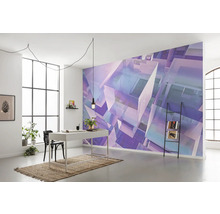 Helles Büro mit Schreibtisch, Leiterregal und Wandtapete mit geometrischem Muster.