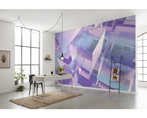 Helles Büro mit Schreibtisch, Leiterregal und Wandtapete mit geometrischem Muster.