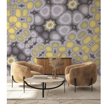 Wohnzimmer mit zwei Sesseln, Couchtisch, Sideboard und Tapete mit abstraktem Muster