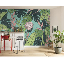 Raum mit tropischer Blättertapete, Barhockern und Zimmerpflanze