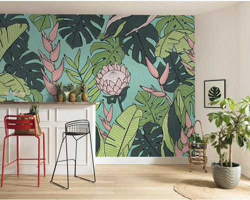 Raum mit tropischer Blättertapete, Barhockern und Zimmerpflanze