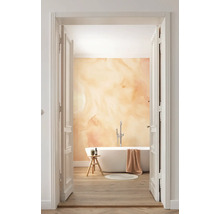 Badezimmer mit Badewanne und abstrakter Wandgestaltung durch eine offene Tür