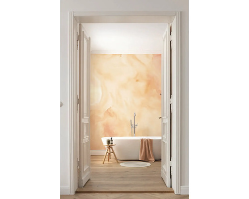 Badezimmer mit Badewanne und abstrakter Wandgestaltung durch eine offene Tür