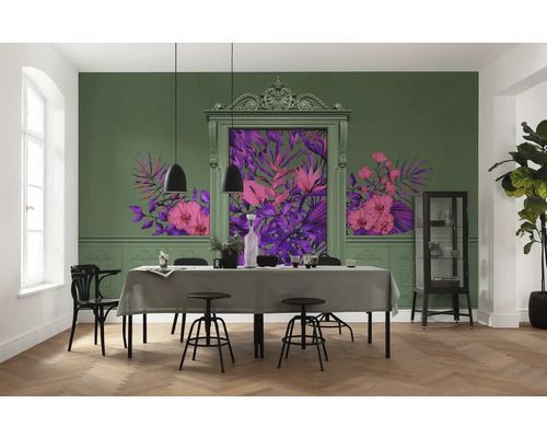 Esszimmer mit Esstisch, Stühlen, Vitrine und Wandgestaltung mit Pflanzenmotiven