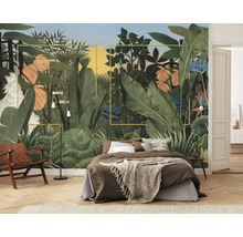 Schlafzimmer mit Dschungeltapete, Bett, Stuhl und Stehlampe