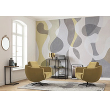 Wohnzimmer mit zwei Sesseln, Regal, Wandtapete und Teppich