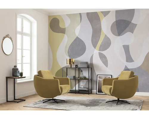 Wohnzimmer mit zwei Sesseln, Regal, Wandtapete und Teppich