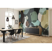 Esszimmer mit Esstisch, Stühlen, Sideboard und gemusterter Tapete