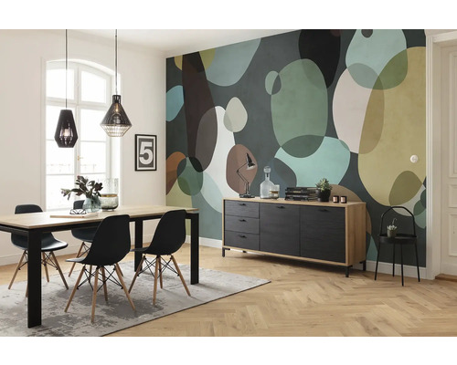 Esszimmer mit Esstisch, Stühlen, Sideboard und gemusterter Tapete