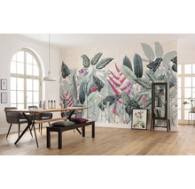 Esszimmer mit Esstisch, Stühlen, Bank, Schrank und Fototapete mit Pflanzenmotiven.