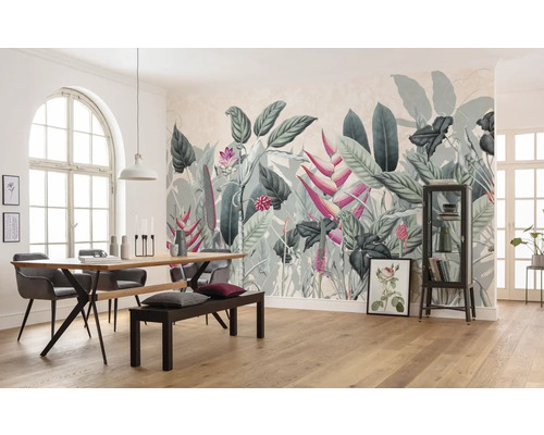 Esszimmer mit Esstisch, Stühlen, Bank, Schrank und Fototapete mit Pflanzenmotiven.