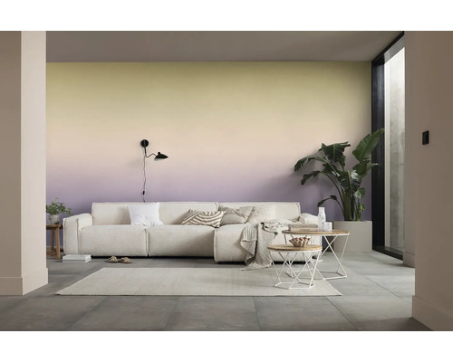 Wohnzimmer mit Couch, Beistelltischen und Wandgestaltung