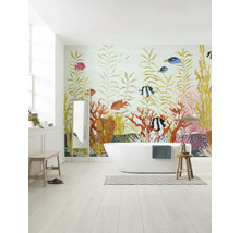 Badezimmer mit Badewanne und Wandgestaltung mit Meeresmotiven