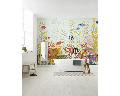 Badezimmer mit Badewanne und Wandgestaltung mit Meeresmotiven