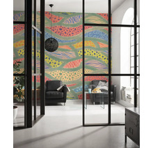 Wohnzimmer mit gemusterter Tapete, schwarzen Sesseln und einer schwarzen Pendelleuchte