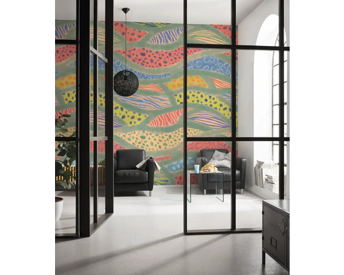 Wohnzimmer mit gemusterter Tapete, schwarzen Sesseln und einer schwarzen Pendelleuchte