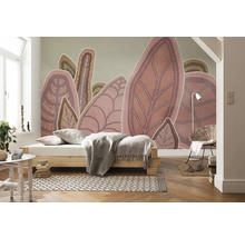 Heller Raum mit Bett, gemusterter Tapete mit Blättermotiv und Holzboden