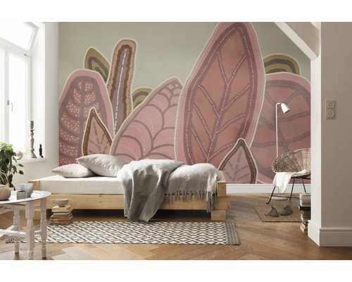 Heller Raum mit Bett, gemusterter Tapete mit Blättermotiv und Holzboden