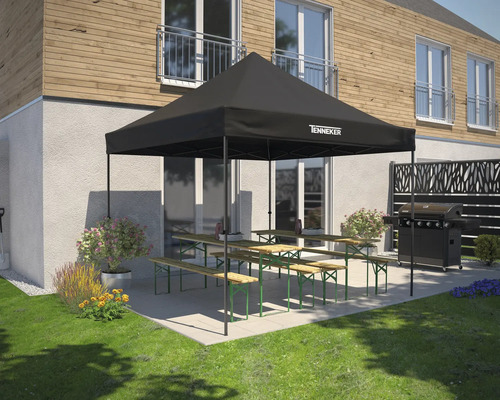 Szene im Freien mit Pavillon, Bierzeltgarnituren und Grill