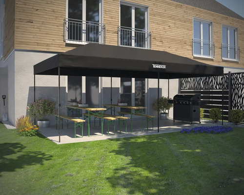 Schwarzer Pavillon mit Festzeltgarnituren und Grill im Garten