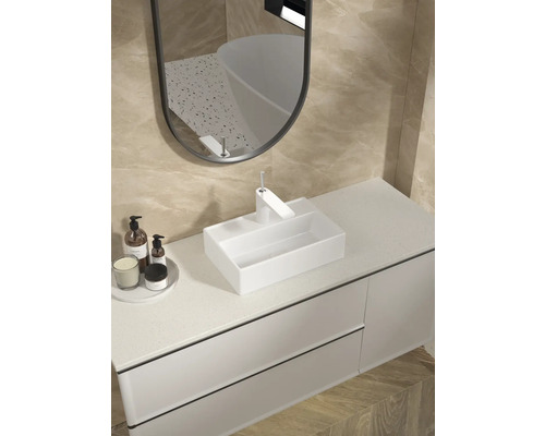 Modernes Badezimmer mit Waschbecken, Armatur, Spiegel und Unterschrank