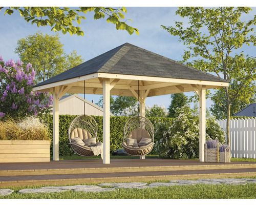 Holzpavillon mit zwei Hängesesseln auf einer Holzterrasse in einem Garten.