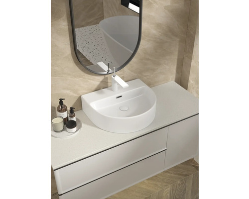 Modernes Badezimmer mit Waschbecken, Armatur, Spiegel und Unterschrank