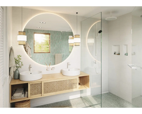 Badezimmer mit Doppelwaschtisch, runden Spiegeln mit Beleuchtung und Dusche mit Glaswand