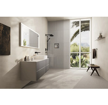 Modernes Badezimmer mit Waschbecken, Spiegel, Dusche und Fenster