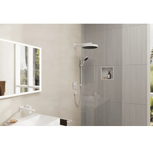 Helles Badezimmer mit Dusche, Waschtisch und Spiegel