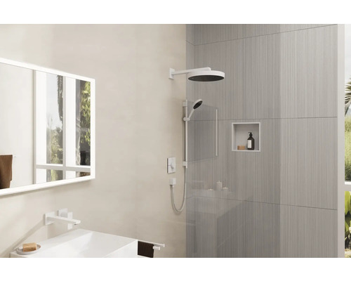 Helles Badezimmer mit Dusche, Waschtisch und Spiegel