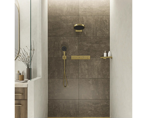 Moderne Dusche mit Kopfbrause, Handbrause und Armatur in einem Badezimmer mit grauen Fliesen.