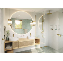 Helles Badezimmer mit Doppelwaschbecken, Spiegel mit Beleuchtung und Duschkabine