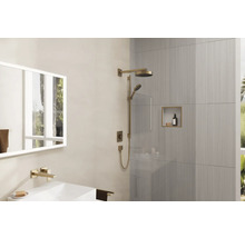 Helles Badezimmer mit Dusche, Waschbecken und Spiegel für ein freundliches Ambiente.