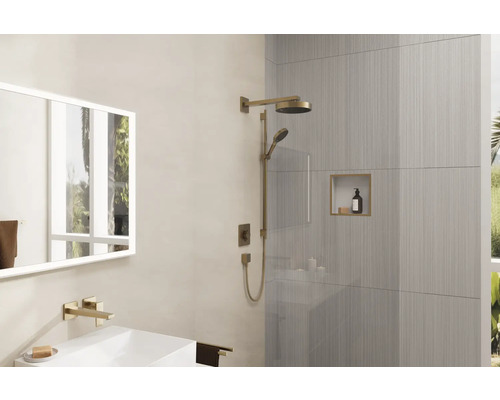 Helles Badezimmer mit Dusche, Waschbecken und Spiegel für ein freundliches Ambiente.