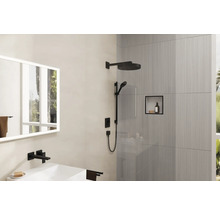 Modernes Badezimmer mit Dusche, Waschbecken und Spiegel