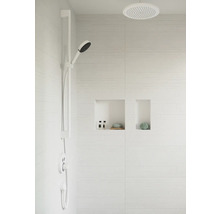 Modernes Badezimmer mit Duschkopf, Handbrause und Ablagenischen