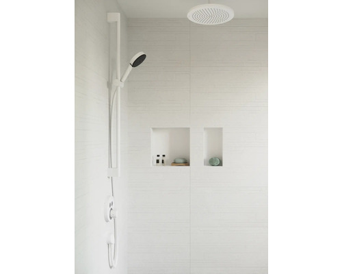 Modernes Badezimmer mit Duschkopf, Handbrause und Ablagenischen