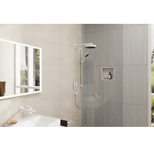 Modernes Badezimmer mit Dusche, Waschbecken und Spiegel für eine helle und organisierte Atmosphäre.