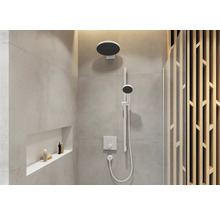 Begehbare Dusche mit Kopfbrause und Handbrause sowie Ablagefläche