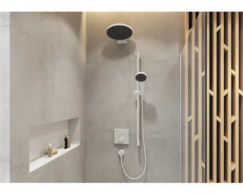 Begehbare Dusche mit Kopfbrause und Handbrause sowie Ablagefläche