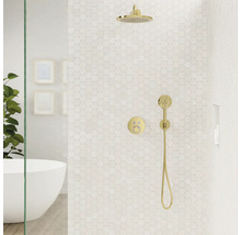 Duscharmatur mit Kopfbrause und Handbrause in einem modernen Badezimmer.