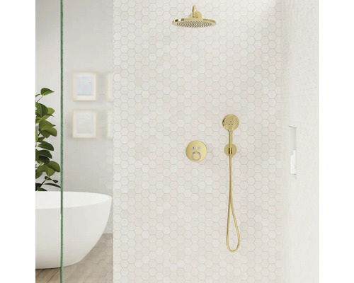 Duscharmatur mit Kopfbrause und Handbrause in einem modernen Badezimmer.