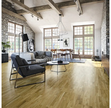 Heller Wohnraum mit Holzboden, Sofa, Stuhl und Esstisch unter einer modernen Hängelampe.