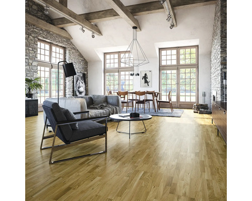 Heller Wohnraum mit Holzboden, Sofa, Stuhl und Esstisch unter einer modernen Hängelampe.