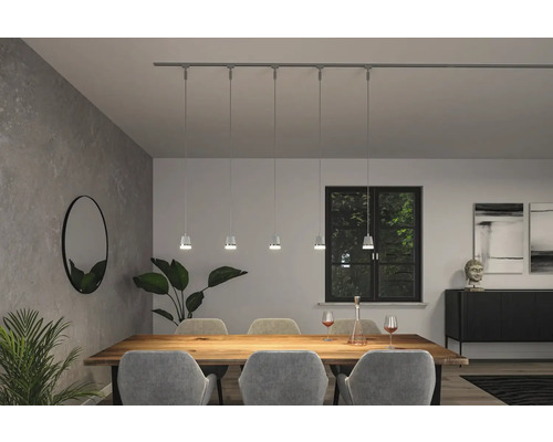 Esszimmer mit Esstisch, Stühlen und Schienensystem mit Pendelleuchten