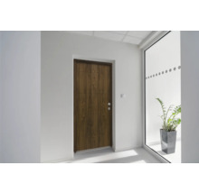 Innenraum mit Holztür und Fenster
