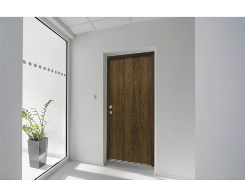 Holztür mit Beschlägen in einem hellen Flur